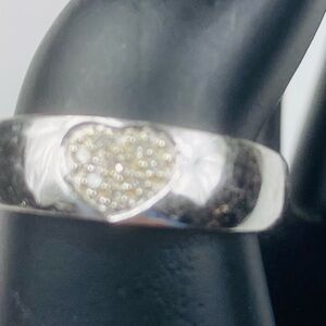 14k White Gold Ring w. 8 Tiny Diamond Heart Shape, Sz 8.5
